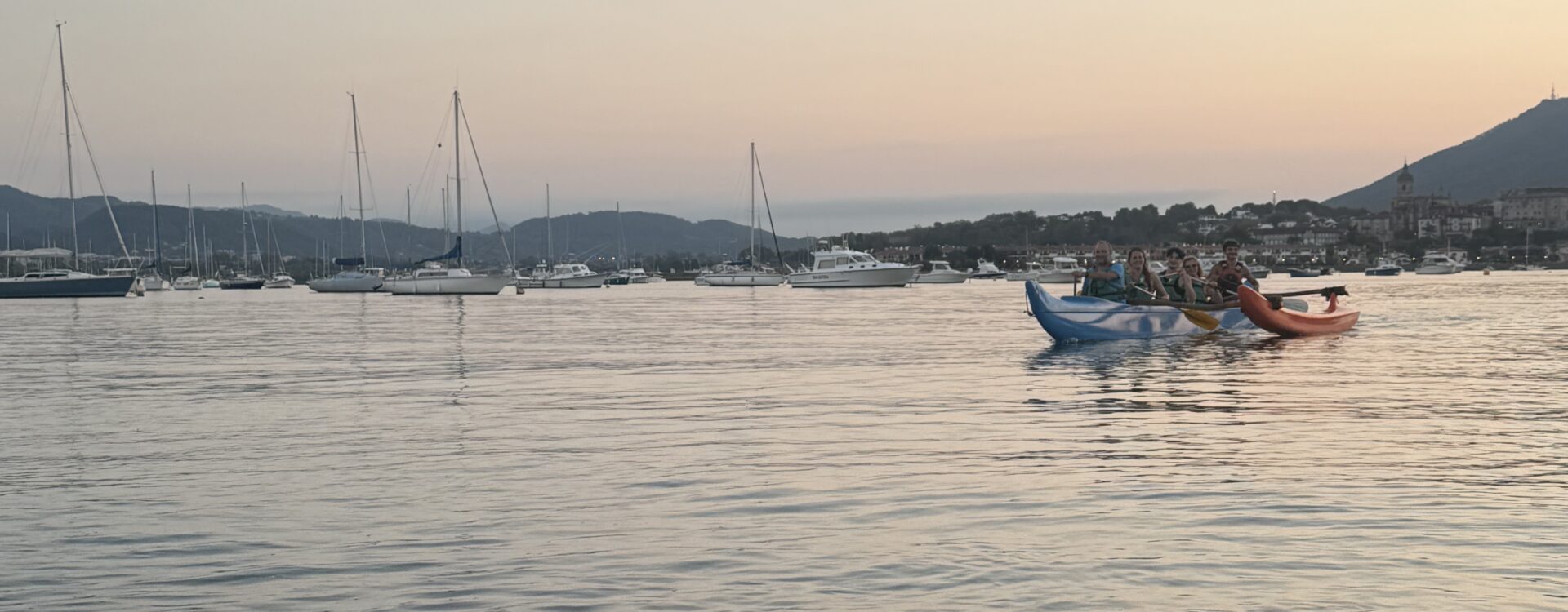 Sortie en pirogue hawaïenne au coucher de soleil dans la baie de Txingudi
